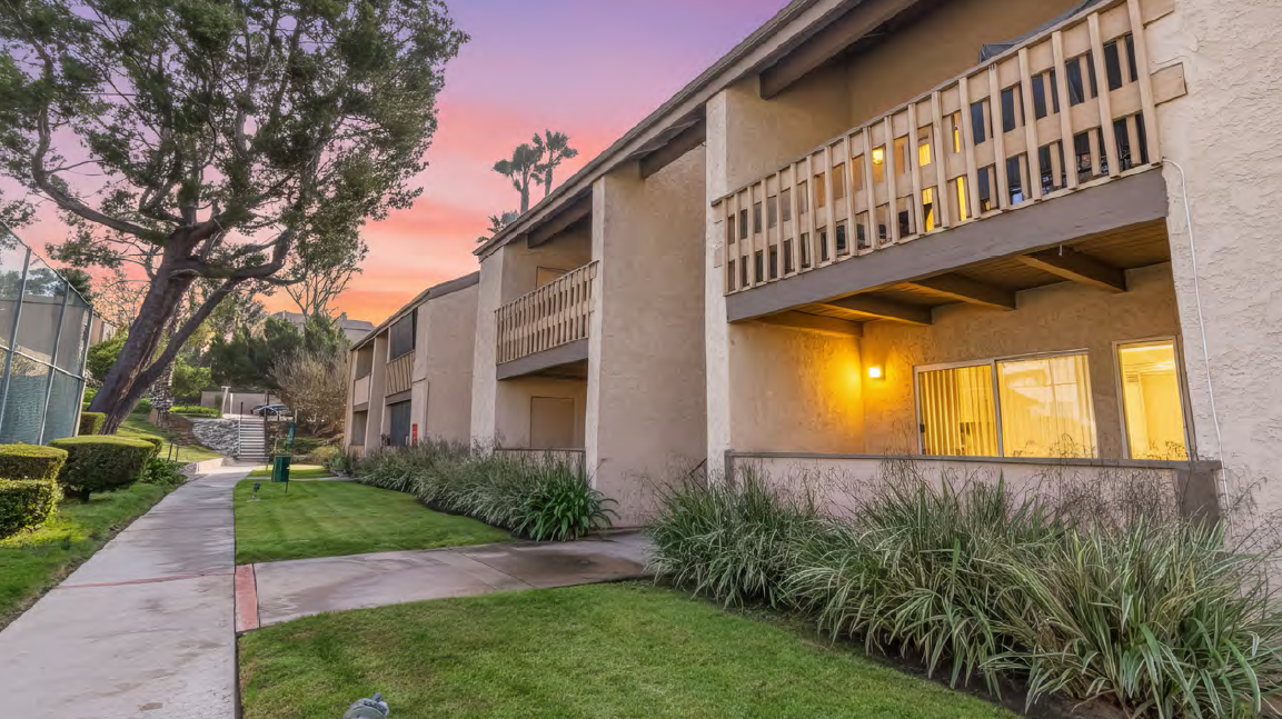 Nineteen01 West Covina - Walkway